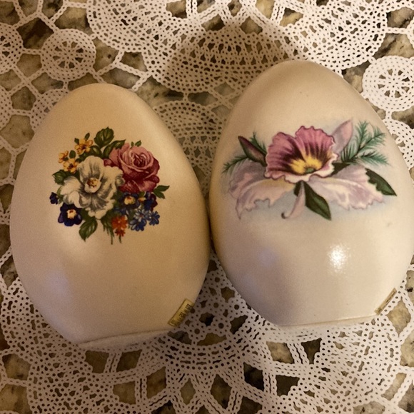 Eggzakly Porcelain Handcrafted Egg with Flowers set of 2 - Picture 4 of 9